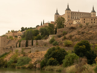 Obraz premium MEDIEVAL BRIDGE WITH ALCAZAR OVER THE RIO TAJO IN TOLEDO, IMPERIAL CITY