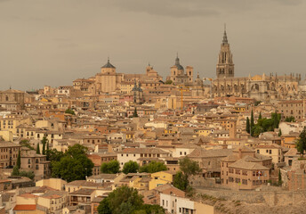 Fototapeta na wymiar TOLEDO, MEDIEVAL CITY, VIEWED FROM DIFFERENT PERSPECTIVES
