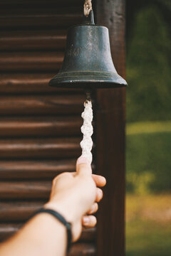 hand an glocke