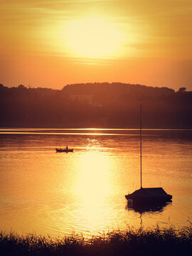 padelboot auf see am abend