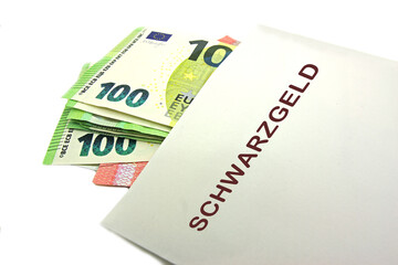 Schwarzgeld in einem weißen  Briefumschlag.