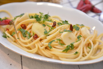 spaghetti aglio olio e peperoncino piatto tipico semplice italiano