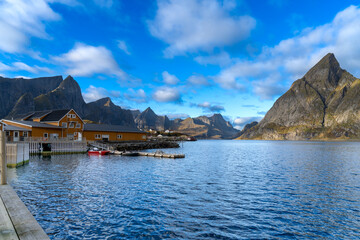 Widok na wyspie Moskenoya, należącej do archipelagu Lofoty w Norwegii - obrazy, fototapety, plakaty