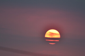 sol tapado por nubes durante el atardecer