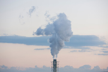 工場の煙突から出る煙