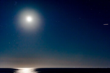 Obraz na płótnie Canvas Moonrise over the Atlantic