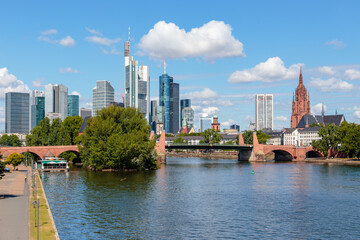Naklejka premium Frankfurt am Main, Ansicht von der Ignatz-Bubis-Brücke. 07.07.2020.