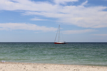 Obraz premium red yacht in the sea during the vacation