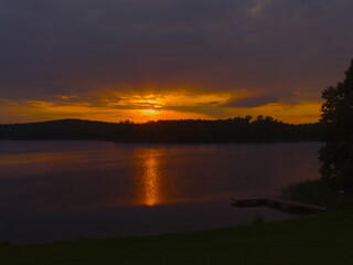 Jesienny zachód słońca nad jeziorem.