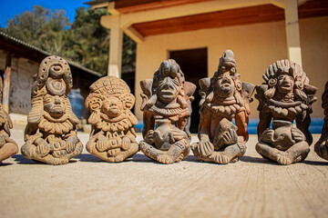 figuras mayas antiguas con diferentes formas hombres y mujrees