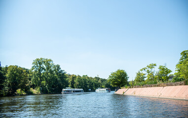 Regierungsviertel in Berlin mit Blick von der Spree