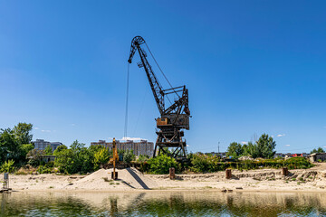Fototapeta na wymiar old crane in the port