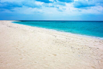 Fototapeta na wymiar 白い浜がｴﾒﾗﾙﾄﾞｸﾞﾘｰﾝの海に浮かぶ、はての浜