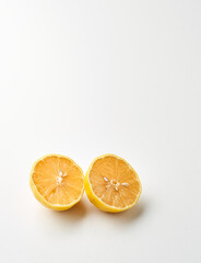 Limon amarillo cortado muy fresco con semillas y en fondo blanco