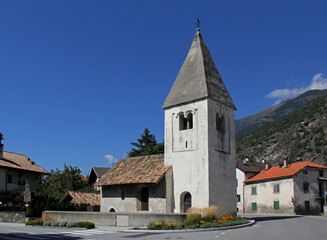Fototapeta na wymiar la chiesa romanica di San Nicolò a Laces (Alto Adige), dal massiccio e tozzo campanile