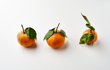 Mandarinas muy frescas con hojas