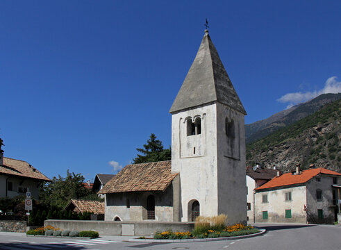 la chiesa romanica di San Nicol&ograve; a Laces (Alto Adige), dal massiccio e tozzo campanile