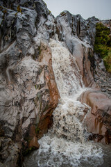 Piedras, nubes y agua