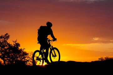 Fototapeta na wymiar Mountainbiker at sunset