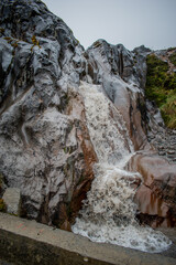Piedras, nubes y agua