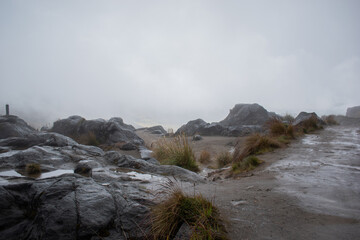Piedras, nubes y agua