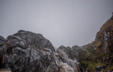 Piedras y nubes en blanco y negro