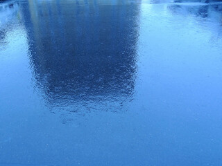 雨に濡れたアスファルト