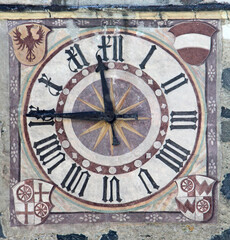 l'orologio del campanile della chiesa cimiteriale di Morter; Alto Adige