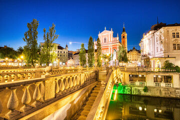 Fototapeta na wymiar Ljubljana City Center at Dusk overlooking the Triple Bridge and Beautiful Franciscan Church