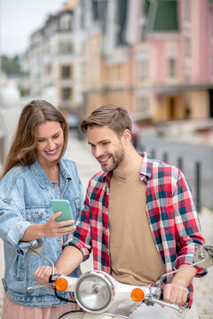 Woman showing a phone scheer to her boyfriend