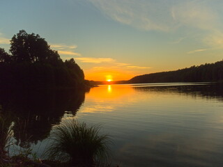 zachód słońca nad leśnym jeziorem 