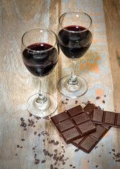 cups of wine with chocolate