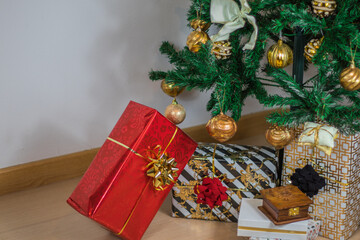 Fototapeta na wymiar regalos de navidad debajo de árbol navideño