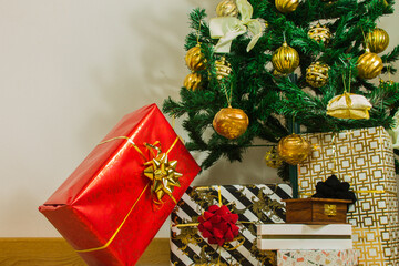 Fototapeta na wymiar regalos navideños debajo de árbol