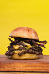 triple hamburguesa con queso fondo amarillo