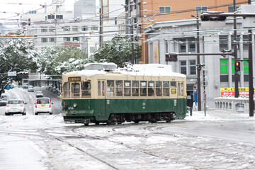雪の長崎の路面電車
