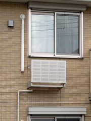 アパートの壁に設置されたエアコンの室外機置き場