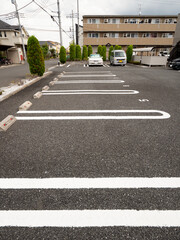 東京近郊の住宅街にあるアパートの駐車場。2020年9月、埼玉県越谷市にて撮影。