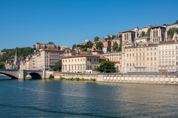 Obraz premium Panorama de la ville de Lyon vu du fleuve Rhône, et la colline de Fourvière un jour ensoleillé, un ciel bleu sans nuage