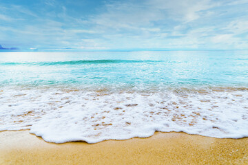 Hola de mar en color azul sobre la arena © Manuel Chinchilla