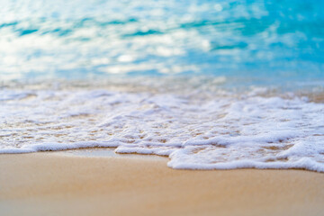 Hola de mar en color azul sobre la arena - obrazy, fototapety, plakaty