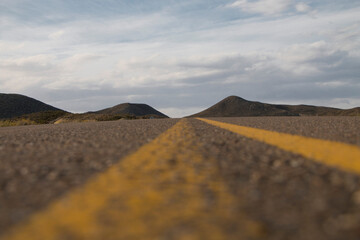 Ruta Nacional 3 que se une los dos extremos de Argentina. El camino que pasa entre dos cerros.