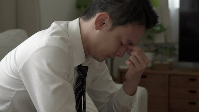 目が痛いビジネスマン