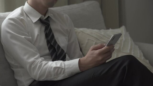 スマホを操作する疲れたビジネスマン