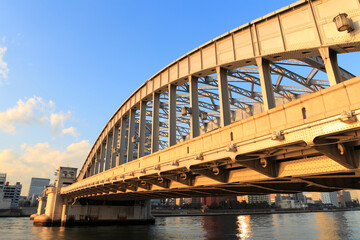 Fototapeta na wymiar 夕陽の勝鬨橋