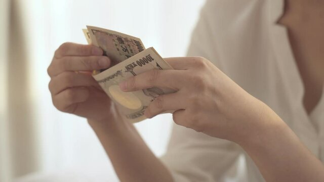 日本円を数える人