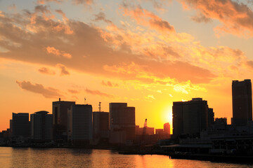 Fototapeta premium 夕焼け空とビル群