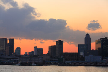 Fototapeta premium 東京港夕焼け空とビル群