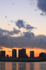 東京港夕焼け空とビル群