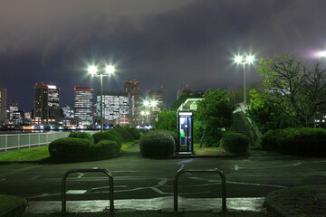 夜の公衆電話ボックス